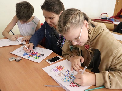Designing dreidels at ORT Tekhiya, Center of Education #1311, in Moscow