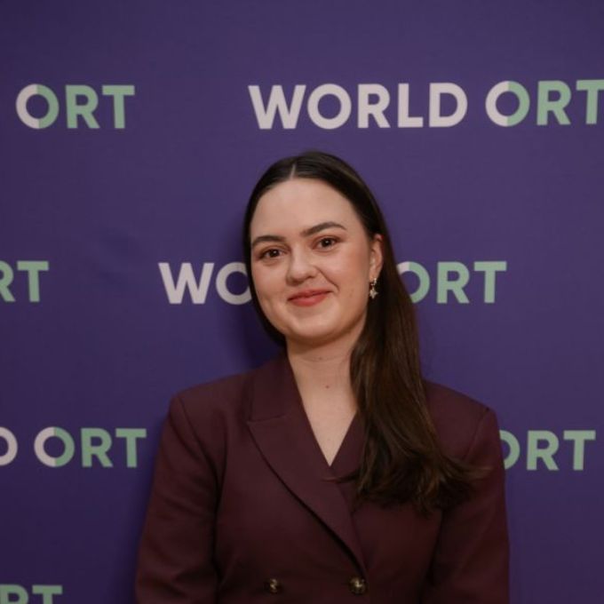 Headshot of Lana Dolgopolova
